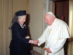 Pope-JPII-with-Elizabeth-II-2005